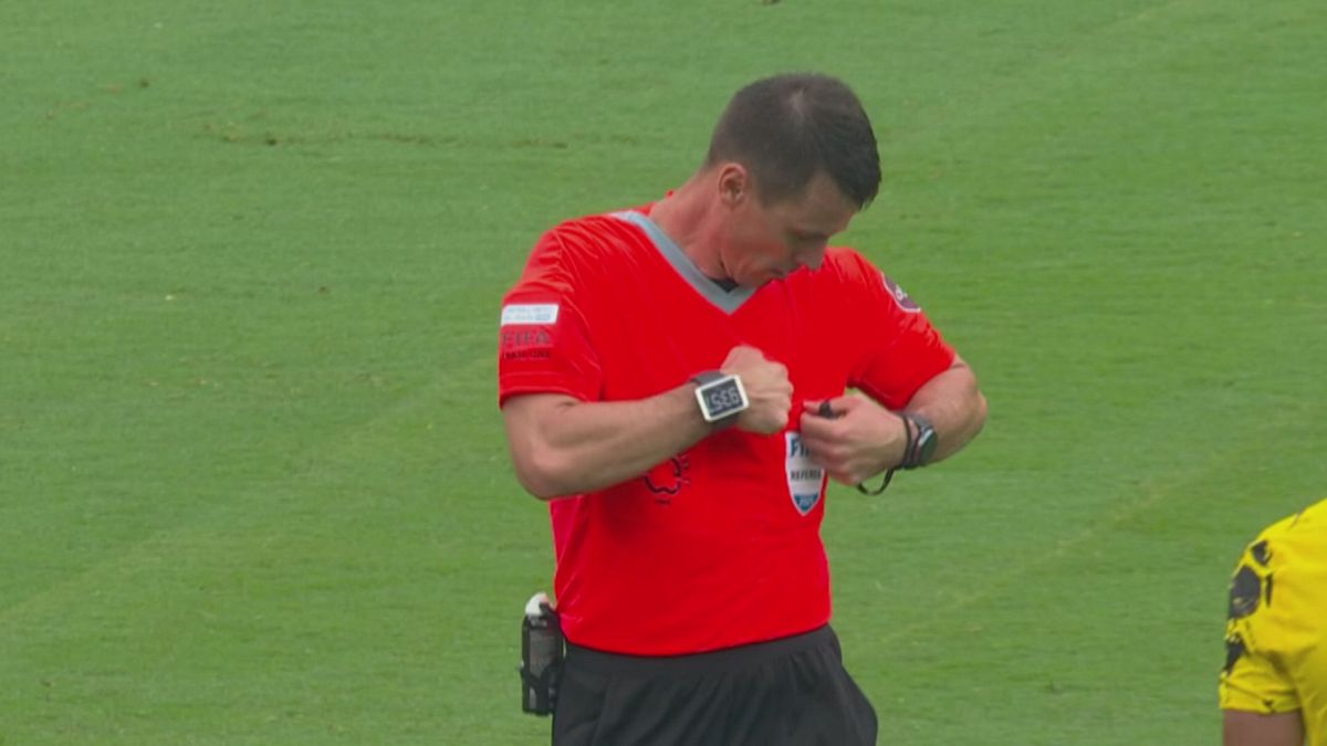 L'arbitro di gara vuole ammonire il giocatore del Borussia, ma… ha perso i cartellini