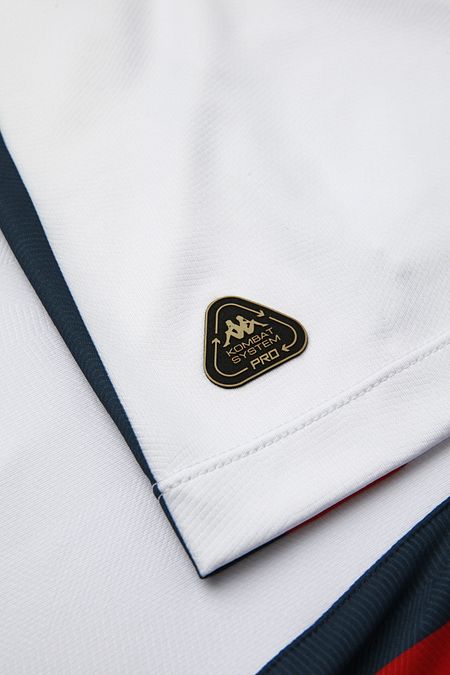© Ufficio Stampa  | Kappa e Genoa presentano la nuova maglia Away, realizzata per onorare le tradizioni del club di calcio più antico in Italia, nonché uno dei simboli a cui,nell’immaginario collettivo, la comunità genoana è più affezionata.