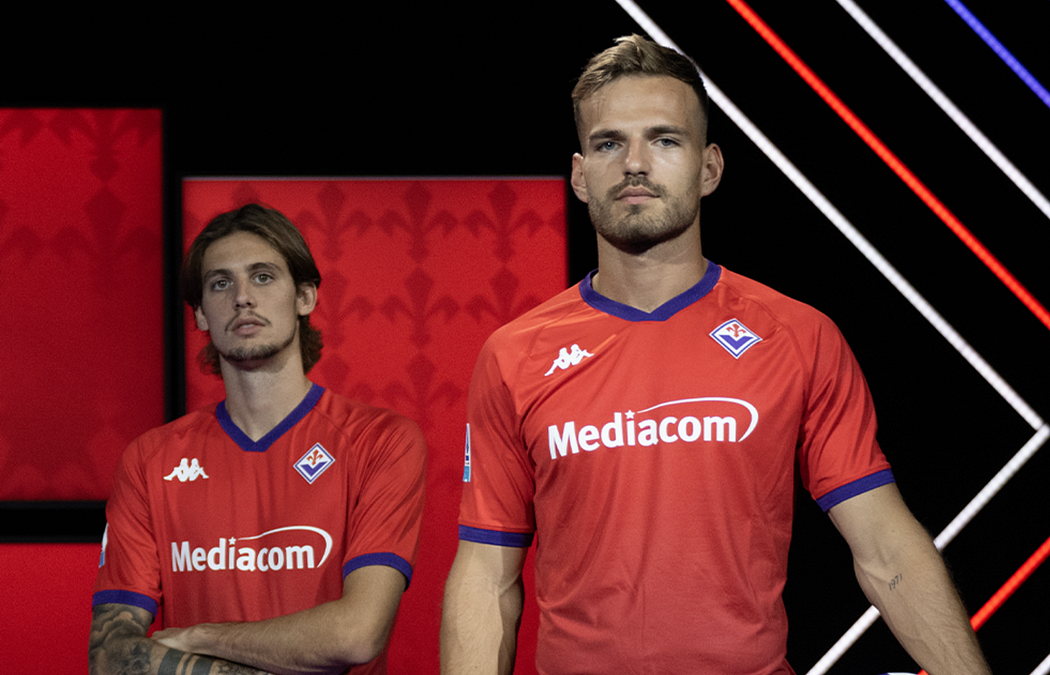 © Foto da web  | In occasione del novantottesimo compleanno dalla fondazione del Club, che risale al 29 agosto 1926, Fiorentina e Kappa presentano la nuova KOMBAT™ Pro THIRD 24/25. Un omaggio alla storia della Fiorentina e ad alcune delle terze maglie più apprezzate dal pubblico. 