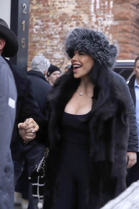 © Afp  | Lauren Sanchez in tailleur bianco e reggiseno a vista all'Inauguration Day tra il compagno Jeff Bezos e Mark Zuckerberg: in rete si è ironizzato su dove cadesse lo sguardo del presidente e a.d. di Meta