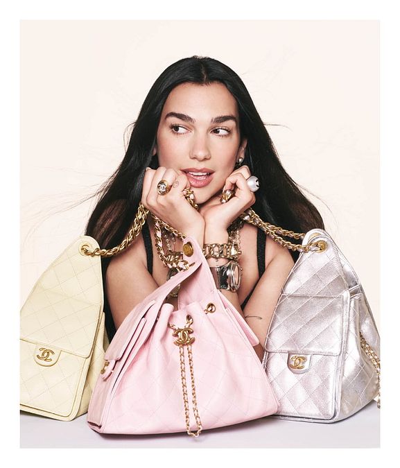 © Ufficio stampa  | Dua Lipa è il volto di Chanel 25, la nuova borsa della maison (foto di David Sims, copyright Chanel)